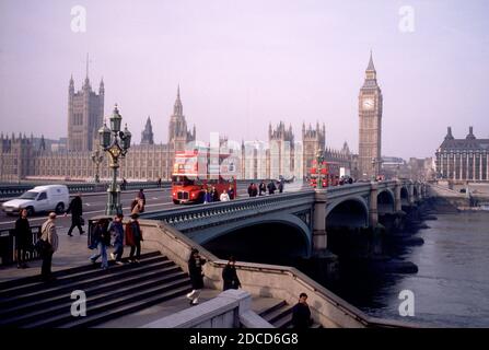 GROSSBRITANNIEN / London / Blick vom Southbank der Themse über die Westminster Bridge zum Big Ben. Stockfoto