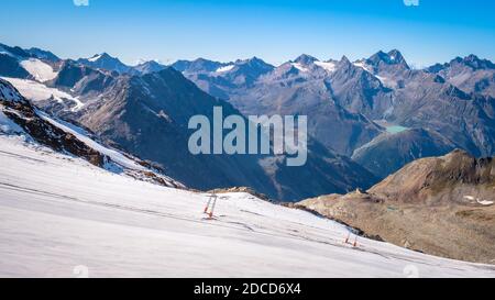 Mit der Schwarzen Schneidbahn nach der Ötztaler Gletscherstraße Hinauf nach Sölden zum Rettenbachgletscher bis zur Aussichtsplattform Schwarze Schneid Stockfoto