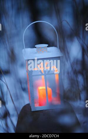 Kerzenlaterne im Garten Stockfoto