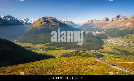 Panoramablick vom Muottas Muragl (Graubünden, Schweiz) auf Pontresina, Val Roseg, das Oberengadiner Tal und die vier Oberengadiner Seen Stockfoto