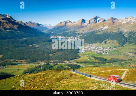 Muottas Muragl, Schweiz - September 20,2019: Der Zug der Standseilbahn Muottas Muragl Bahn steigt von der Talstation nach oben Stockfoto