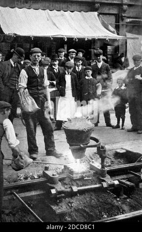 Bahnarbeiter Machen Thermit, 1909 Stockfoto