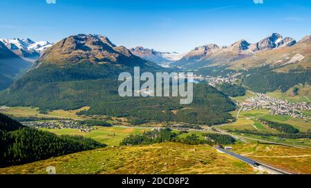 Panoramablick vom Muottas Muragl (Schweiz) auf Pontresina, Val Roseg, Celerina, das Oberengadiner Tal und die vier Oberengadiner Seen Stockfoto