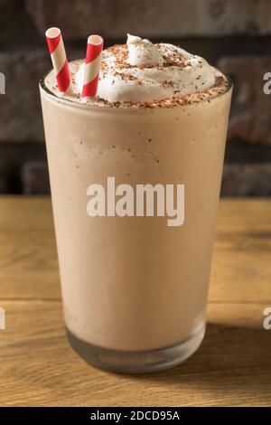 Hausgemachte Schokolade Eis Milchshake mit Schlagsahne Stockfoto