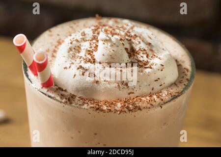 Hausgemachte Schokolade Eis Milchshake mit Schlagsahne Stockfoto