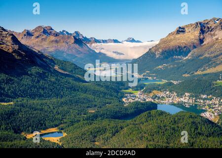 Panoramablick vom Muottas Muragl (Graubünden, Schweiz) auf das Oberengadiner Tal und die vier Oberengadiner Seen Stockfoto