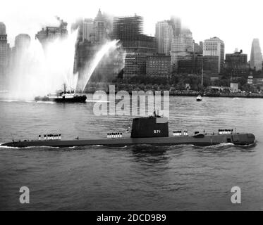 USS Nautilus beim Betreten des New Yorker Hafens, 1958 Stockfoto