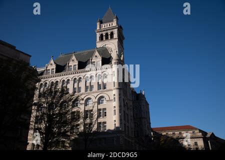 Washington, USA. November 2020. Ein allgemeiner Blick auf das Trump International Hotel, das sich am 20. November 2020 inmitten der Coronavirus-Pandemie im Gebäude des Old Post Office in Washington, DC befindet. Wie bestätigt COVID-19 Fallzahlen steigen mit dem Land mit exponentiellem Wachstum, Präsident Donald Trump weiterhin verweigern die Biden Transition Team Zugang zu Regierungsmitteln und Daten. (Graeme Sloan/Sipa USA) Quelle: SIPA USA/Alamy Live News Stockfoto