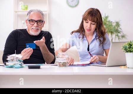 Finanzberater berät den Menschen im Ruhestand Stockfoto