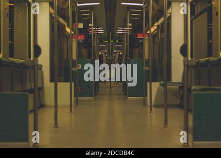 In Berlin S-Bahn, in einem Zug, ein Wagen der Berliner S-Bahn von innen Stockfoto