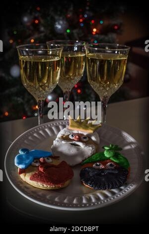 PLÄTZCHEN UND MILCH FÜR DIE BAUMWEISEN DES ORIENTS, Könige Melchior, Gaspar und Balthazar, die den Kindern Geschenke bringen, BEI EPIPHANIE Stockfoto