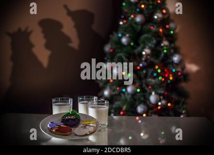 PLÄTZCHEN UND MILCH FÜR DIE BAUMWEISEN DES ORIENTS, Könige Melchior, Gaspar und Balthazar, die den Kindern Geschenke bringen, BEI EPIPHANIE Stockfoto