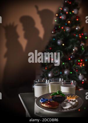 PLÄTZCHEN UND MILCH FÜR DIE BAUMWEISEN DES ORIENTS, Könige Melchior, Gaspar und Balthazar, die den Kindern Geschenke bringen, BEI EPIPHANIE Stockfoto