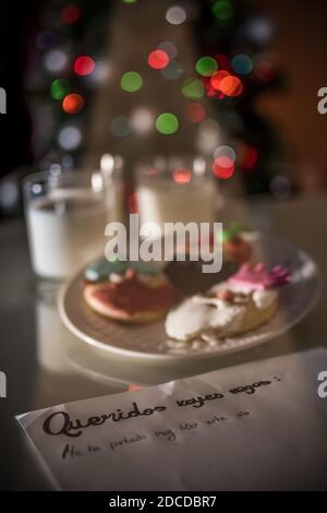 FELIZ DIA DE LOS REYES MAGOS, spanische Übersetzung von GLÜCKLICHEN WEISEN TAG: Kind writting a Letter with the words 'QueridosReyes magos' Stockfoto