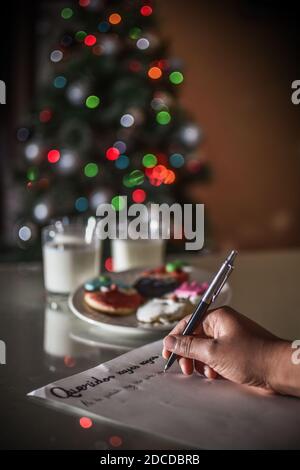 FELIZ DIA DE LOS REYES MAGOS, spanische Übersetzung von GLÜCKLICHEN WEISEN TAG: Kind writting a Letter with the words 'QueridosReyes magos' Stockfoto