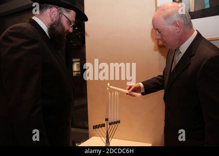 Kent Logsdon, Geschäftsträger der US-Botschaft in Berlin, lud 80 Gäste zur Hanukkah-Begrüßung in die US-Botschaft am Pariser Platz ein Stockfoto