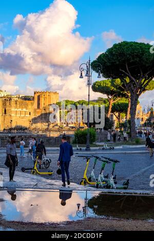 Touristen genießen das Wetter in Zentral-Rom, Italien Stockfoto