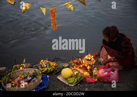 Ein eifriger Anhänger, der während des Festivals die Opfergaben am Fluss Bagmati vorbereitet.Chhath Puja ist ein hinduistisches Fest, bei dem eifrige Anhänger zum sonnengott beten und Prasad und spezielle Delikatessen bei Sonnenuntergang und vor Sonnenaufgang anbieten und ihr Fasten beenden, indem sie 'Prasad' und spezielle Delikatessen essen essen essen. Trotz steigender Fälle von Coronavirus-Pandemie feiern die Menschen dieses verheißungsvolle Fest mit Eifer und Eifer. Stockfoto