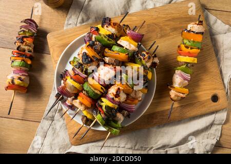 Hausgemachte gegrillte Hähnchenspieße mit gesundem Gemüse Stockfoto