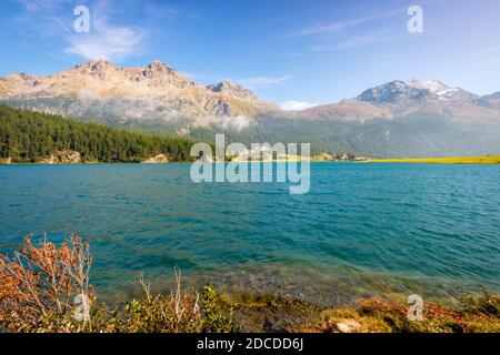 Am kleineren Teil des Silvaplanersees (Silvaplanersee), Lej de Champer im Oberengadiner Tal (Graubünden, Schweiz), geht die Sonne unter Stockfoto