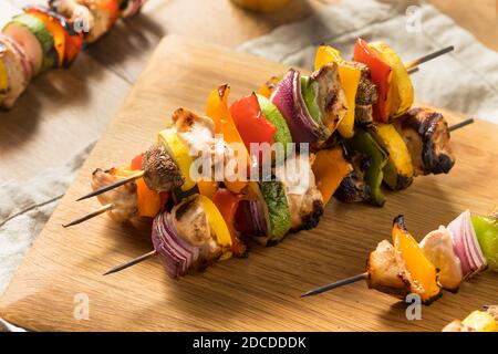 Hausgemachte gegrillte Hähnchenspieße mit gesundem Gemüse Stockfoto