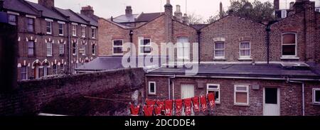 Fußball-Shirts Trocknen auf Washing Line in London, Großbritannien. Sportmannschaftswesten auf einer Linie. Stockfoto