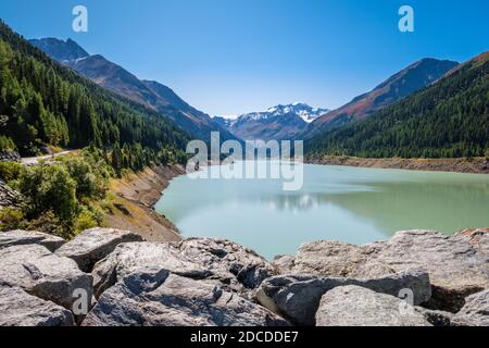 Gepatschsee im Kaunertal (Tirol, Österreich) mittags. In diesem Tal befindet sich die wunderschöne Bergstraße Kauner Valley Glacier Road Stockfoto