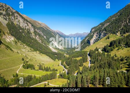Blick auf das wunderschöne Kaunertal (Tirol, Österreich) am Mittag an einem Septembertag. Die Kauner Valley Glacier Road.ist eine schöne Bergstraße Stockfoto