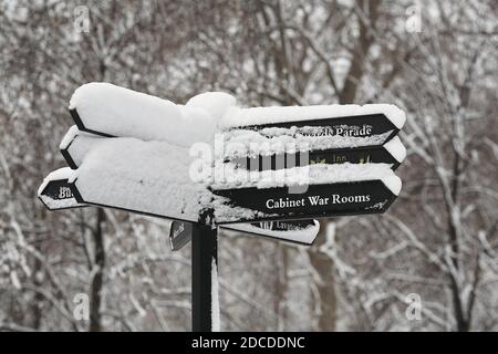 GROSSBRITANNIEN /England / London /EIN Schild ist im St james Park mit Schnee bedeckt. Stockfoto