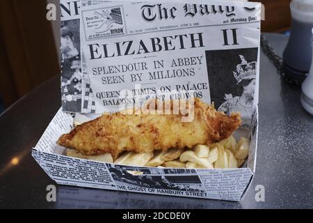 Traditionelle englische Fish and Chips in der Zeitung Stockfoto