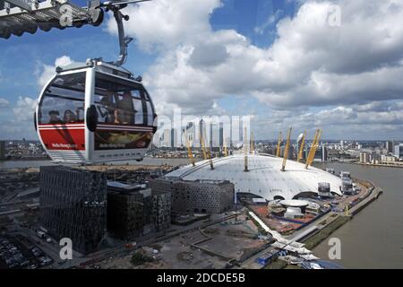 Single Cable Car hoch oben am Himmel mit Blick auf die Londoner Stadtlandschaft, London UK Stockfoto