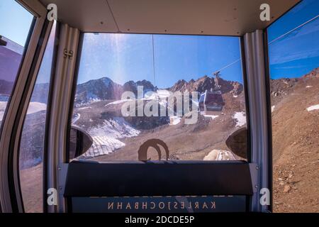 Kaunertal, Österreich – 21. September 2019: Die Bergbahnen der Karlesjochbahn im Kaunertal bringen die Touristen auf eine Aussichtsplattform auf 3.113m Stockfoto