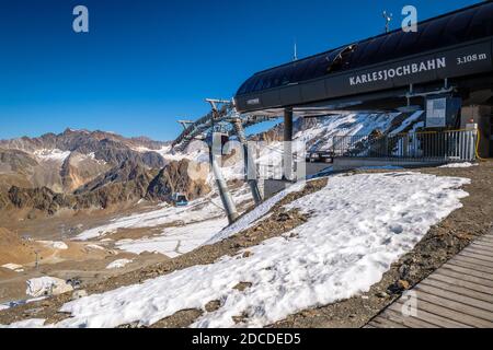 Kaunertal, Österreich – 21. September 2019: Die Bergbahnen der Karlesjochbahn im Kaunertal bringen die Touristen auf eine Aussichtsplattform auf 3.113m Stockfoto