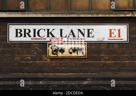 Die berühmte Brick Lane im East End von London, berühmt für seine Curries, Brick Lane, London Stockfoto