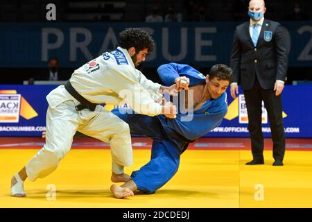 Prag, Tschechische Republik. November 2020. Tato Grigalashvili von Georgien (links) und Ivaylo Ivanov von Bulgarien kämpfen während ihrer Männer´s unter 81 kg Spiel im Rahmen der Judo-Europameisterschaft in Prag, Tschechische Republik, 20. November 2020. Kredit: VIT Simanek/CTK Foto/Alamy Live Nachrichten Stockfoto