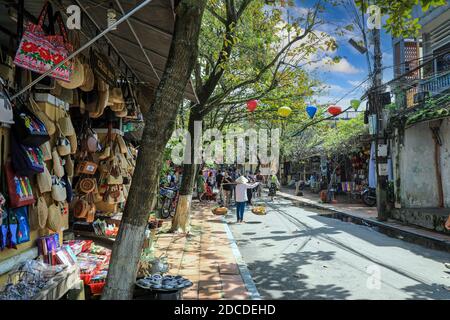 Eine bunte Straßenszene in der Altstadt, Hoi an, Vietnam, Asien Stockfoto