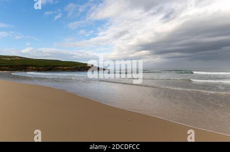 Ein schöner breiter leerer goldener Sandstrand in Spanien Stockfoto