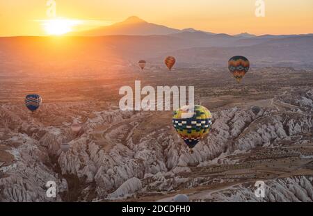 Heißluftballon fliegt über Kappadokien Region, Goreme, Türkei. Große Touristenattraktion - Sonnenaufgang Ballonfahrten über den Kappadokien Tälern Stockfoto