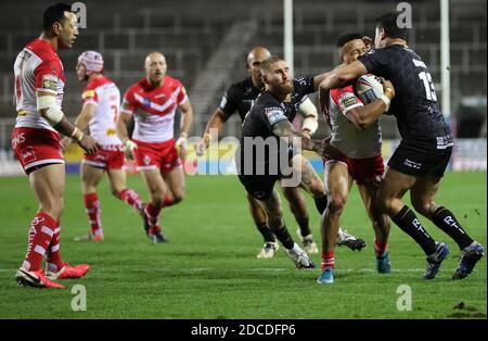 St Helens' Regan Grace (Mitte) wurde von Sam Tomkins von Catalans Dragons (links) und Benjamin Garcia von Catalans Dragons (rechts) während der Betfred Super League, Play-off Halbfinale im Totally Wicked Stadium, St Helens, angegangen. Stockfoto