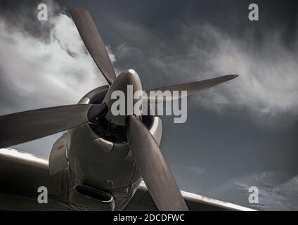 Alte Propeller Flugzeug, vintage Sepia schwarz und weiß Ton, vor dem Himmel Hintergrund. Propeller und Turbine Detail Stockfoto