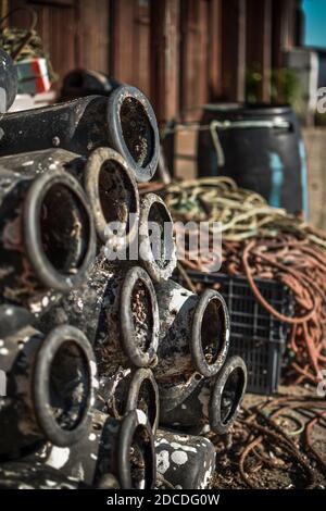 TRADITIONELLES OCTOPUS FISCHERHAUS AUS HOLZ MIT NETZEN UND ANGELUTENSILIEN, IN SANTA LUZIA, PORTUGAL Stockfoto