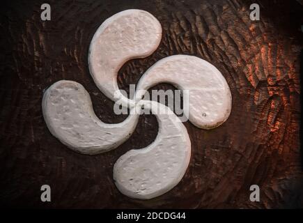 Traditionelles Lauburu Symbol Holzrelief, vierköpfigen Kreuz Vertreter des Baskenlandes, Spanien Stockfoto