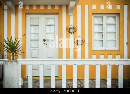 Traditionelle Fischerhäuser in Costa Nova, Aveiro, Portugal. Tourismusattraktionen. Gelbe Streifen. Detail des Fensters. Stockfoto