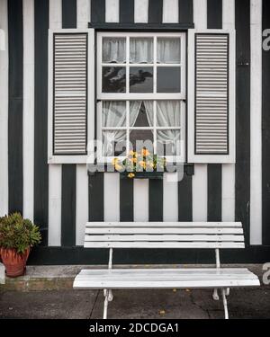 Traditionelle Fischerhäuser in Costa Nova, Aveiro, Portugal. Tourismusattraktionen. Schwarze Streifen. Detail des Fensters. Stockfoto