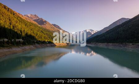 Abend am Gepatschsee im Kaunertal (Tirol, Österreich). Es verfügt über eine berühmte Bergstraße, die Kauner Valley Glacier Road Stockfoto