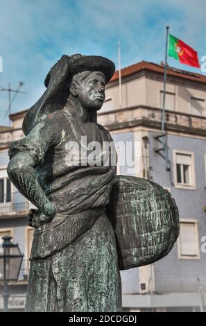 'Salineira', Frau, die Salz sammelt. Fisher Woman. Traditionelle und farbige Salzboote, in Aveiro, dem Venedig Portugals. Stockfoto