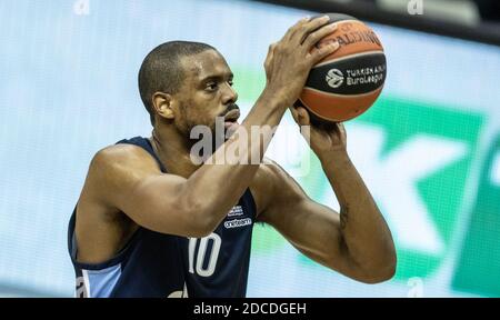 Berlin, Deutschland. November 2020. Basketball: Euroleague, Alba Berlin - Zenit St. Petersburg, Hauptrunde, 10. Spieltag, Mercedes-Benz Arena. Will Thomas von Zenit St. Petersburg hält den Ball für einen Freiwurf bereit. Quelle: Andreas Gora/dpa/Alamy Live News Stockfoto