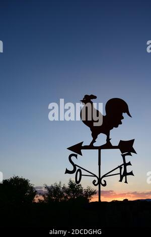 Hahn Wetterfahne, Silhouette gegen den Himmel, Morgendämmerung Stockfoto