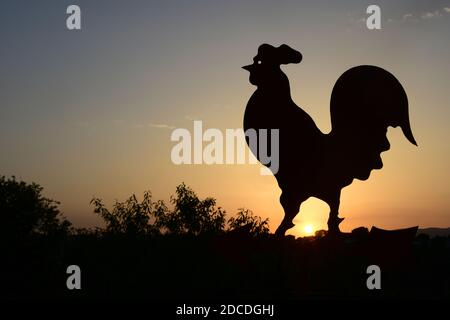 Hahn Wetterfahne, Silhouette gegen den Himmel, Morgendämmerung Stockfoto