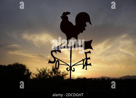 Hahn Wetterfahne, Silhouette gegen den Himmel, Morgendämmerung Stockfoto